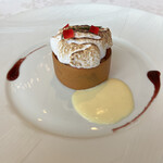 オーベルジュ・ド・リル ナゴヤ -  チュイールの葉巻仕立て　桃とフランボワーズのハーモニー