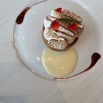 オーベルジュ・ド・リル ナゴヤ -  チュイールの葉巻仕立て　桃とフランボワーズのハーモニー