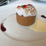 オーベルジュ・ド・リル ナゴヤ -  チュイールの葉巻仕立て　桃とフランボワーズのハーモニー