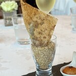 オーベルジュ・ド・リル ナゴヤ - 牛肉のペーストを練り込んだ小麦のチップス