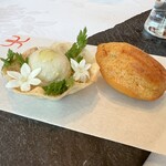 オーベルジュ・ド・リル ナゴヤ - 塩気を利かしたマドレーヌ、白魚のムースの下に八丁味噌が入って、食用のお花（ペンタス）やハーブで飾り付けしたフィンガーフード