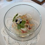 オーベルジュ・ド・リル ナゴヤ - カツオとフルーツトマトとバジルマヨネーズ和え　発酵ガスパッチョのジュレ
