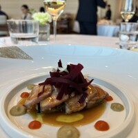 オーベルジュ・ド・リル ナゴヤ - シストロン産仔羊の腿肉のロティと発酵ビーツ　茄子のカネロニ　トマトソースとジュ・ソース