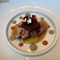 オーベルジュ・ド・リル ナゴヤ - シストロン産仔羊の腿肉のロティと発酵ビーツ　茄子のカネロニ　トマトソースとジュ・ソース