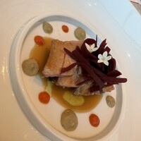 オーベルジュ・ド・リル ナゴヤ - シストロン産仔羊の腿肉のロティと発酵ビーツ　茄子のカネロニ　トマトソースとジュ・ソース