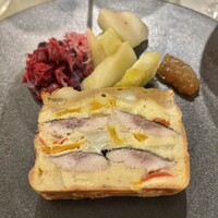 depicter. - 秋刀魚のテリーヌ　パプリカ、さやか(ジャガイモ)
                    付け合わせは、ビーツ、紫キャベツ、本ズワイガニ　水茄子と梨