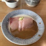 日本橋海鮮丼 つじ半 - ひらまさのお刺身。２枚はそのまま美味しく。残りの2枚は鯛だし用に。