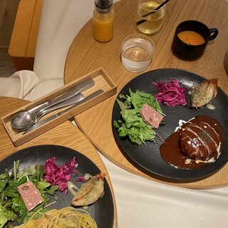 茶のままです 白と木のあたたかい店内でお子様と素敵なひと時をすごしませんか