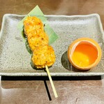 とりかわ処 鶏高 - 月見つくね300円、どう食べるのかな？フワッとの後に軟骨が軽くコリッと来てややスパイスも効いてる。コレが今日イチかも。卵ももちろんイイ。