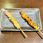 とりかわ処 鶏高 - 皮各220円は全体的に柔らかめでこのグニャッと食感は好き嫌いがありそう。もう少し焼きを入れて欲しいような気がした。提供は早い。しょうゆは売り切れてた。