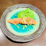 とりかわ処 鶏高 - お通し700円は明太子1本。無着色っぽくて辛過ぎず疲れた身体に塩味とハイボールが染みる〜。