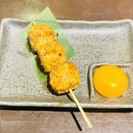 とりかわ処 鶏高 - 月見つくね、卵黄をお皿に移してみた。