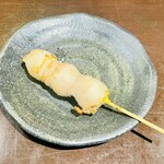 とりかわ処 鶏高 - うずらバラ巻き串250円、白い肉のベールを纏ったヤツは初めてのビジュアルで期待さしてくれる。しっかり塩が効いてお肉はあっさりでうずらはふっくら。ハイボールに合う。