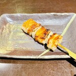 とりかわ処 鶏高 - 糸島産豚バラ270円、イイ感じで焼けてる〜。噛むと脂がジュワー脂ジュースだわ。