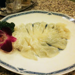 新愛園 - もっちもち。スープとはひと味違う美味さのふかひれ刺身。