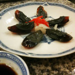 新愛園 - ピータンは臭みもなく付け合わせのらっきょうとの相性も良い。