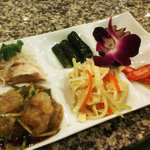 新愛園 - 前菜盛り合わせ。酒のアテに注文。いずれも美味。