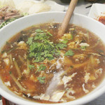 延吉香 - 酸辣湯(サンラータン・スーラータン)。
      麺は入ってないけれど、辛くて酸っぱくて香菜も入ってすごくエスニックです。
      