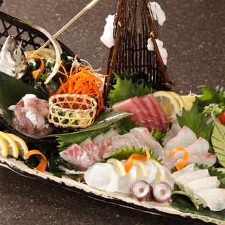 素材にこだわって盛り合せる新鮮なお刺身をぜひお召し上り下さい