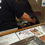 串かつ 七福神 - 揚げてる様子