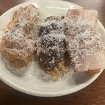 ワインスタンド しゃぶちん - 酒肴のブルスケッタ 三種盛り
      右から ベーコン•コンビーフ•リエット