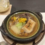 しゅん逢 紗々木 - 牛テールのお鍋です。スープや具材はもちろん美味しく、菊の花が食べていくうちにスープに広がって目で見ても楽しめました！