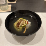 しゅん逢 紗々木 - 松茸と柑橘の香りが椀を開けた時に感じられ、梅肉と鱧も相性抜群でした！