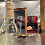 hectopascal - 厨房にデカい鏡が置いてあって、カウンターに座ると窯の中が覗けるようになっているのだ。