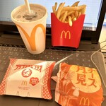 マクドナルド - チーズ月見バーガーのセットとプリプリエビプリオ
