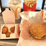 マクドナルド - チーズ月見バーガーのセットとプリプリエビプリオ