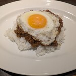 キャトルラパン - おまけで有名店キーマ+目玉焼き