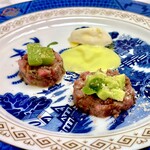 byebyeblues TOKYO - 「高原黒牛 真桑瓜　乾酪」　黒牛タルタルにまくわ瓜　まくわ瓜ソースとチーズジェラートで　タルタルが旨い！