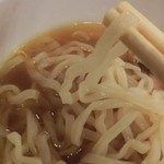 麺屋 ひしお - 平べったいの分かります？スープは透明感のある薄目のお色。