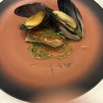 クチーナ イタリアーナ ディンミ - ムール貝、カサゴ、紫芋、にんじんのソテー