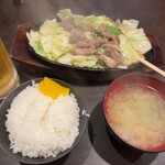 びっくり亭 - 料理写真:1人前 950円、小メシ 200円