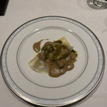 カステロ ヌォーボ - 6皿目
      蝦夷鮑のラザニア、ポルチーニ茸のクリームソース。