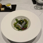 カステロ ヌォーボ - 3皿目
      松茸と小田原産太刀魚のベッカフィーコ、だだちゃ豆とジャガイモの詰め物、サルサベルデ。