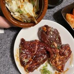 福寿苑 - ハラミを壺からだして　