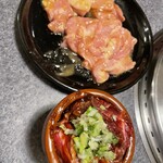 福寿苑 - 鳥モモ¥690、せせり¥690、壺漬けハラミ¥1500