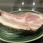 旅するジンギスカン 生らむバッハ - ラムチョップ　二人で一個。切りましょうか？知らんわ。