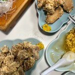 中華料理 揚子江 - 奥の方が鶏カラ