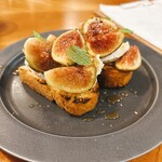 Cadota - いちじくとチーズのクロスティーニ
