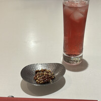 神田 雲林 - カシスのソーダとピーカンナッツの飴炊き