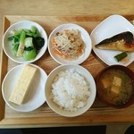 おうちDELI - 主菜一品＋副菜2品を選んで、バランス良い定食を頂けます。この日は鯖の味噌焼きにお浸し、切り干し大根をチョイス❤だし巻き玉子トッピング♪