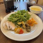 ジロロモーニカフェ ディ アーペ - 鶏ハムと野菜群