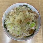 ラーメン二郎 - 「ラーメン」（900円）に「うずら5個」（150円）をトッピング。コールは「ニンニク、アブラ」。