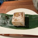 ゼンカフェ - 葛焼きは焼かれていて温かい。