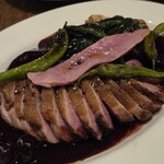ビストロ・スリージェ - 京都七谷鴨胸肉の炭火焼き　8,580円
            チェリーとビーツのソース