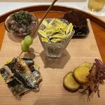 蛸正 - 酒肴6点盛り:見た目が美しい！左下秋刀魚山椒焼き、銀杏素揚げ、鰹とニラのニンニク醤油和え、秋茄子の辛子田楽、鳴門金時のレモン煮、真ん中は椎茸と菊花のお浸し◯