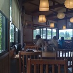 高遠そば ますや - 窓が多くて、開放感もある店内